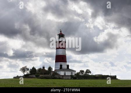 Phare de Happisburgh dans son cadre rural, Norfolk, East Anglia, Royaume-Uni Banque D'Images