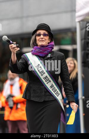 Helen Pankhurst (petite-fille gt d'Emmeline Pankhurst) à l'occasion de la Journée internationale de la femme, organisée par CARE International au Scoop, City Hall, Londres Banque D'Images