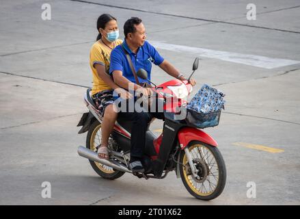 SAMUT PRAKAN, THAÏLANDE, SEP 25 2023, la paire roule en moto dans la rue. Banque D'Images