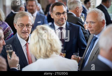 Bruxelles, Belgique. 03 octobre 2023. Vincent de Wolf, maire d'Etterbeek, et Jean-Charles Luperto, maire de Sambreville photographiés lors d'une réception pour les maires des villes et communes de Belgique au château royal de Laeken - Laken, à Bruxelles, le mardi 03 octobre 2023. BELGA PHOTO BENOIT DOPPAGNE crédit : Belga News Agency/Alamy Live News Banque D'Images