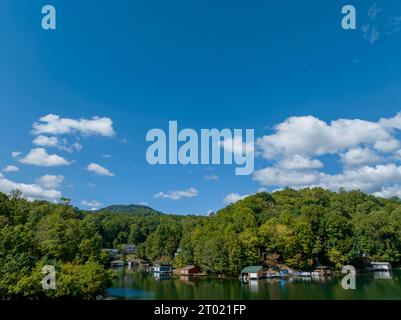 2 octobre 2023, Lake Lure, Caroline du Nord, États-Unis : Lake Lure est une ville du comté de Rutherford, Caroline du Nord, États-Unis. En 2020, la population de la ville était de 1 634 habitants. Lake Lure a été constituée en société en 1927, et a acquis le lac d'après lequel il est nommé en 1965. (Image de crédit : © Walter G Arce SR Grindstone Medi/ASP) USAGE ÉDITORIAL SEULEMENT! Non destiné à UN USAGE commercial ! Banque D'Images