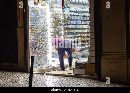 8 septembre 2023 Lisbonne, Portugal : un homme regardant des souvenirs dans une boutique. Mid shot Banque D'Images