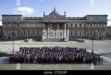 Bruxelles, Belgique. 03 octobre 2023. Une photo aérienne de drone montre une réception pour les maires des villes et communes de Belgique au château royal de Laeken - Laken, à Bruxelles, le mardi 03 octobre 2023. BELGA PHOTO ERIC LALMAND crédit : Belga News Agency/Alamy Live News Banque D'Images