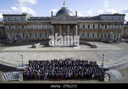 Bruxelles, Belgique. 03 octobre 2023. Une photo aérienne de drone montre une réception pour les maires des villes et communes de Belgique au château royal de Laeken - Laken, à Bruxelles, le mardi 03 octobre 2023. BELGA PHOTO ERIC LALMAND crédit : Belga News Agency/Alamy Live News Banque D'Images