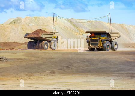 Énormes gros camions à benne basculante dans une mine de cuivre à ciel ouvert au Chili. Banque D'Images