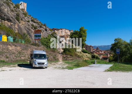 Aire pour camping-cars et camping-cars Frias, province de Burgos Castille et Léon, Espagne Banque D'Images