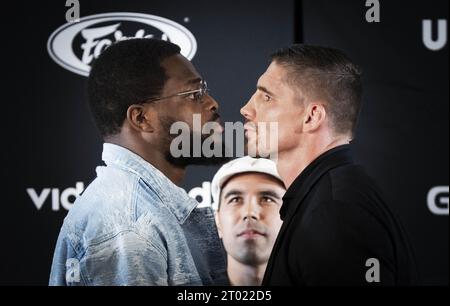 HILVERSUM - Kickboxer Rico Verhoeven avec Tariq 'cookie' Osaro lors d'une conférence de presse avant l'événement collision 6 de gloire dans lequel Verhoeven fait son retour sur le ring. Verhoeven défend son titre mondial contre Osaro. ANP FREEK VAN DEN BERGH netherlands Out - belgique Out Banque D'Images