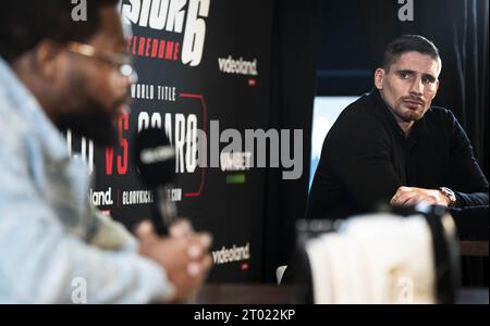 HILVERSUM - Kickboxer Rico Verhoeven avec Tariq 'cookie' Osaro lors d'une conférence de presse avant l'événement collision 6 de gloire dans lequel Verhoeven fait son retour sur le ring. Verhoeven défend son titre mondial contre Osaro. ANP FREEK VAN DEN BERGH netherlands Out - belgique Out Banque D'Images