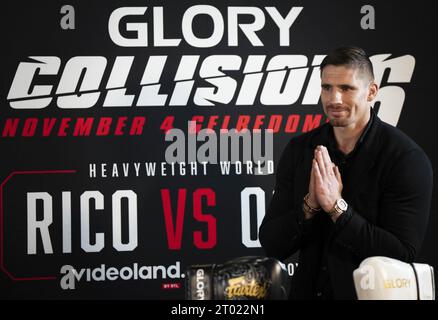 HILVERSUM - Kickboxer Rico Verhoeven avec Tariq 'cookie' Osaro lors d'une conférence de presse avant l'événement collision 6 de gloire dans lequel Verhoeven fait son retour sur le ring. Verhoeven défend son titre mondial contre Osaro. ANP FREEK VAN DEN BERGH netherlands Out - belgique Out Banque D'Images