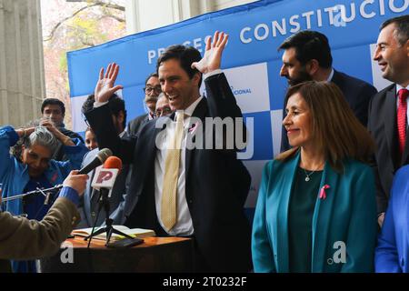 L’un des visages du Conseil constitutionnel, l’ultraconservateur et ancien membre de l’Opus Dei, Luis Silva, lors d’une conférence de presse après une session plénière au Congrès national à Santiago, Chili, le 2 octobre 2023. Les conseillers officiels ont accusé le Parti républicain d’imposer ses idées, puisqu’ils détiennent la majorité des sièges, de rejeter tous les amendements du bloc de gauche et d’approuver uniquement les leurs. (Photo de Jesus Martinez/Sipa USA) crédit : SIPA USA/Alamy Live News Banque D'Images