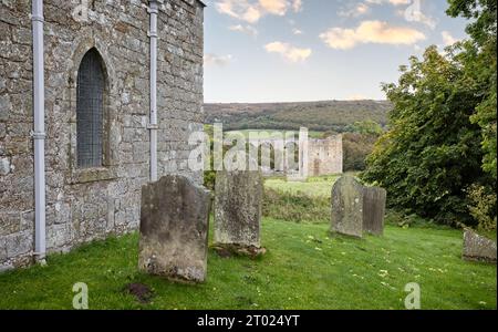 Ruines du château d'Edlingham vues depuis le cimetière de l'église Saint-Jean-Baptiste à Edlingham, Northumberland, Royaume-Uni, le 24 septembre 2023 Banque D'Images