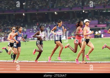Hangzhou, Chine. 03 octobre 2023. Hangzhou, Zhejiang, Chine : Asian Games, Chaudhary et Vidhya Ramaraj ont obtenu respectivement une médaille d'or et de bronze sur 400 m haies Credit : Seshadri SUKUMAR/Alamy Live News Banque D'Images