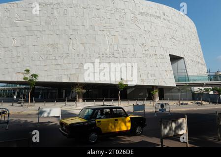 La Bibliotheca Alexandrina est une grande bibliothèque et centre culturel sur la rive de la mer Méditerranée à Alexandrie. (Photo de John Wreford / SOPA Images/Sipa USA) Banque D'Images