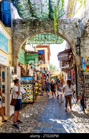 Rues touristiques étroites dans la vieille ville de Rhodes Grèce Banque D'Images
