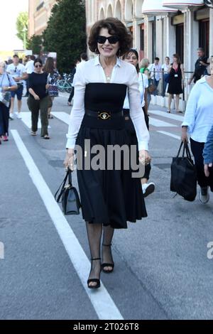 VENISE, ITALIE - 02 SEPTEMBRE : Fanny Ardant arrive à l'embarcadère de l'Hôtel Excelsior pour le 80e Festival International du film de Venise 2023 le 02 septembre, Banque D'Images