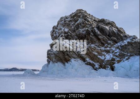 Hummock de glace sur la glace du lac Baïkal. Îles Baïkal Banque D'Images