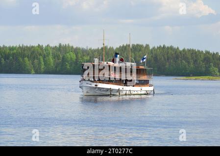 LAC SAIMAA, FINLANDE - 17 JUIN 2017 : promenade sur le lac Saimaa à bord d'un vieux bateau à vapeur 'Paul Wahl' Banque D'Images