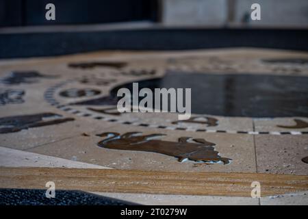 Ames, IA, USA - 10.1,2023, vue au niveau du sol du symbole du zodiaque à l'entrée de la Memorial Union de l'Université d'État de l'Iowa. Banque D'Images