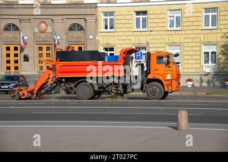 VELIKY NOVGOROD, RUSSIE - 15 JUILLET 2023 : nettoyage mécanisé dans une rue de la ville, Veliky Novgorod. Russie Banque D'Images