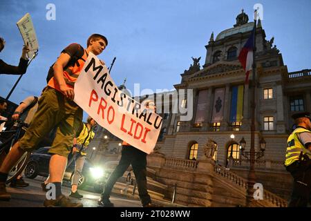 Prague, République tchèque. 03 octobre 2023. La marche pour l'humanisation de l'autoroute traversant le centre de Prague et pour la réalisation par la République tchèque de son engagement climatique, organisée par le groupe Last Generation, s'est tenue le 3 octobre 2023 à Prague, en République tchèque. Crédit : Roman Vondrous/CTK photo/Alamy Live News Banque D'Images