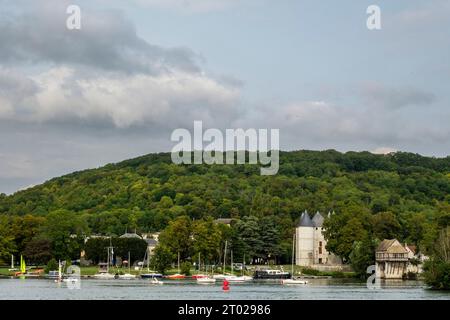 La ville de Vernon - Vieux moulin et château des tourelles | la ville de Vernon - Vieux-Moulin et château des tourelles Banque D'Images