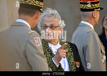 Paris, France. 03 octobre 2023. Amin Maalouf assiste à un hommage national à la défunte historienne française et secrétaire perpétuelle de l'Académie française Hélène Carrere d'Encausse à l'Hôtel des Invalides à Paris, France, le 3 octobre 2023. Photo Eric Tschaen/Pool/ABACAPRESS.COM crédit : Abaca Press/Alamy Live News Banque D'Images