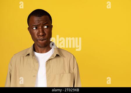Sérieux pensif Millennial afro-américain pensant, regardant l'espace de copie Banque D'Images