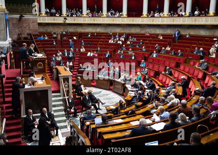 Paris, France. 03 octobre 2023. Vue d'ensemble de l'hémicycle lors d'une séance de questions au gouvernement à l'Assemblée nationale française à Paris le 3 octobre 2023. Photo de Raphael Lafargue/ABACAPRESS.COM crédit : Abaca Press/Alamy Live News Banque D'Images