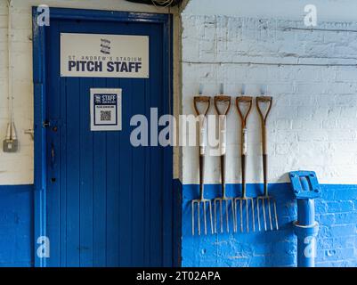 Birmingham, Royaume-Uni. 3 octobre 2023 ; St Andrews, Birmingham, West Midlands, Angleterre; EFL Championship football, Birmingham City versus Huddersfield Town ; four Candles Credit : action plus Sports Images/Alamy Live News Credit : action plus Sports Images/Alamy Live News Banque D'Images