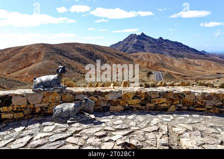 Statues de chèvres au sommet du point de vue astronomique Sicasumbre (Mirador Astronomico de Sica Sumbre). Fuerteventura Îles Canaries, Espagne - 20 septembre Banque D'Images