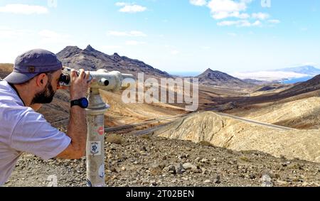 Touriste observant le paysage avec un télescope. Mirador Astronomico de Sicasumbre, Fuerteventura, Îles Canaries, Espagne - 20 septembre 2023 Banque D'Images