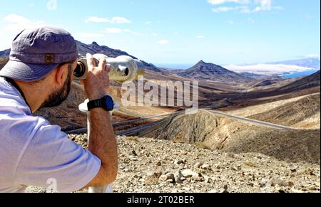 Touriste observant le paysage avec un télescope. Mirador Astronomico de Sicasumbre, Fuerteventura, Îles Canaries, Espagne - 20 septembre 2023 Banque D'Images