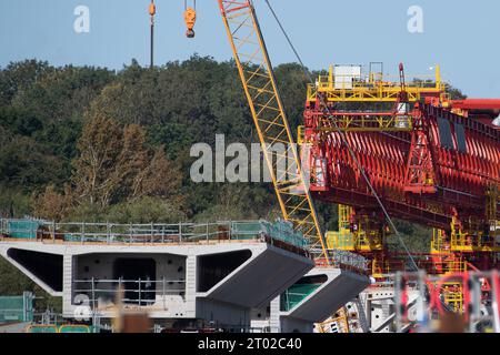 Harefield, Royaume-Uni. 3 octobre 2023. Dominique l'énorme grue a appelé une poutre de lancement qui soulève les piliers du viaduc ferroviaire HS2 en place. Les travaux de construction se poursuivent sur la phase 1 du train à grande vitesse HS2 à Harefield, dans le quartier londonien de Hillingdon. Ces derniers jours, il y a eu beaucoup de spéculations sur le fait que le Premier ministre Rishi Sunak devrait annoncer l'annulation du HS2 High Speed Rail Northern Leg entre Birmingham et Manchester. Selon les médias, Rishi Sunak devrait maintenant faire l'annonce demain, mercredi, à la conférence du Parti conservateur. Banque D'Images