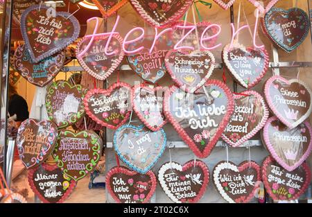 Munich, Allemagne. 03 octobre 2023. Des coeurs avec diverses inscriptions sont accrochés sur un stand à la clôture de la 188e Oktoberfest de Munich. La 188e Wiesn aura lieu cette année jusqu’au 03.10.2023. Crédit : Felix Hörhager/dpa/Alamy Live News Banque D'Images