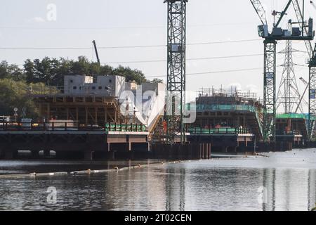 Harefield, Royaume-Uni. 3 octobre 2023. Les travaux de construction se poursuivent sur la phase 1 du train à grande vitesse HS2 à Harefield, dans le quartier londonien de Hillingdon. D'énormes piliers de viaduc sont en cours de construction sur un certain nombre de lacs et une route à Harefield pour le chemin de fer HS2 Colne Valley Viaduc. Ces derniers jours, il y a eu beaucoup de spéculations sur le fait que le Premier ministre Rishi Sunak devrait annoncer l'annulation du HS2 High Speed Rail Northern Leg entre Birmingham et Manchester. Banque D'Images