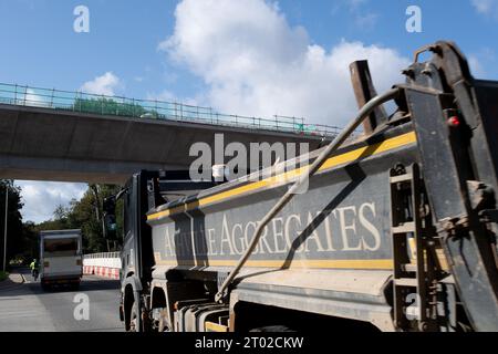 Harefield, Royaume-Uni. 3 octobre 2023. La vue familière de l'un des centaines d'entrepreneurs HS2 agrège les camions sur les routes à proximité des chantiers HS2. Ces derniers jours, il y a eu beaucoup de spéculations sur le fait que le Premier ministre Rishi Sunak devrait annoncer l'annulation du HS2 High Speed Rail Northern Leg entre Birmingham et Manchester. Selon les médias, Rishi Sunak devrait maintenant faire l'annonce demain, mercredi, à la conférence du Parti conservateur. Banque D'Images