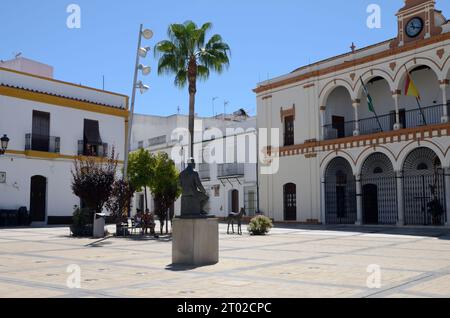 Moguer, Espagne - 30 juillet 2023 : Monument commémoratif à l'écrivain Nobel Juan Ramon Jimenez devant la mairie de Moguer, Huelva, Andalousie, Espagne. Banque D'Images