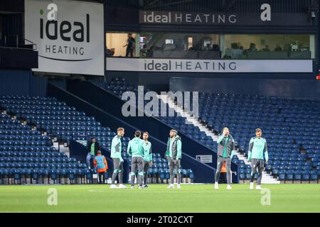 West Bromwich, Royaume-Uni. 03 octobre 2023. Les joueurs de Sheffield Wednesday vérifient les conditions de terrain avant le match EFL Sky Bet Championship entre West Bromwich Albion et Sheffield Wednesday aux Hawthorns, West Bromwich, Angleterre, le 3 octobre 2023. Photo de Stuart Leggett. Usage éditorial uniquement, licence requise pour un usage commercial. Aucune utilisation dans les Paris, les jeux ou les publications d'un seul club/ligue/joueur. Crédit : UK Sports pics Ltd/Alamy Live News Banque D'Images