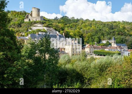 La Roche-Guyon dans le Parc naturel régional du Vexin avec sa falaise calcaire le long de la Vallée de Seine et son célèbre château | la Roche-Guyon dan Banque D'Images