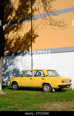 l'union soviétique vintage a fait la voiture classique lada des années 1200 garée à côté de l'immeuble lenti zala comté de hongrie Banque D'Images