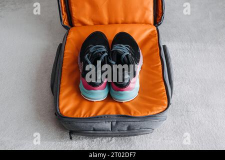 Voyage minimaliste, minimalisme pour voyager, emballage léger, voyager avec seulement l'essentiel. Garde-robe minimaliste Travel Capsule. Emballage de cabine seulement Banque D'Images