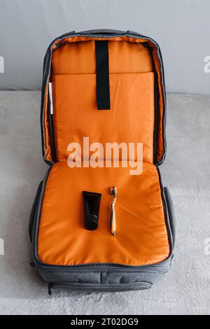 Voyage minimaliste, minimalisme pour voyager, emballage léger, voyager avec seulement l'essentiel. Garde-robe minimaliste Travel Capsule. Emballage de cabine seulement Banque D'Images