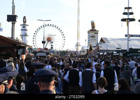 Munich, Allemagne. 03 octobre 2023. De nombreux visiteurs de l'Oktoberfest se pressent à travers le Wirtsbudenstraße sur la Theresienwiese à la fin de la 188e Oktoberfest de Munich. La 188e Wiesn aura lieu cette année jusqu’au 03.10.2023. Crédit : Felix Hörhager/dpa/Alamy Live News Banque D'Images
