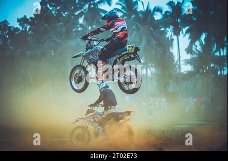 Mud Bike Race en kakkoor Kerala Inde, Bike Stunting Banque D'Images