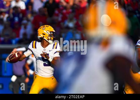 Oxford, Mississippi, États-Unis. 30 septembre 2023. Jayden Daniels, le quarterback des Tigers de LSU, tente de faire une passe lors du premier quart-temps d'un match de football universitaire contre les Rebels du Mississippi au Vaught-Hemingway Stadium à Oxford, Mississippi. Austin McAfee/CSM/Alamy Live News Banque D'Images