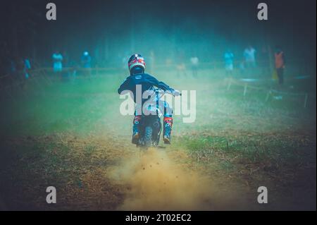 Mud Bike Race en kakkoor Kerala Inde, Bike Stunting Banque D'Images