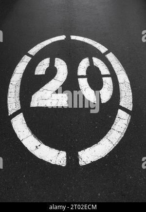 Vingt MPH, miles par heure, panneau sur UK Road Banque D'Images