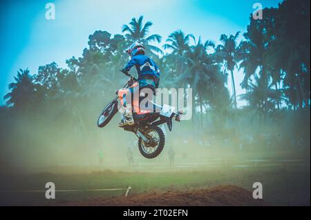 Mud Bike Race en kakkoor Kerala Inde, Bike Stunting Banque D'Images