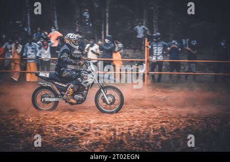 Mud Bike Race en kakkoor Kerala Inde, Bike Stunting Banque D'Images