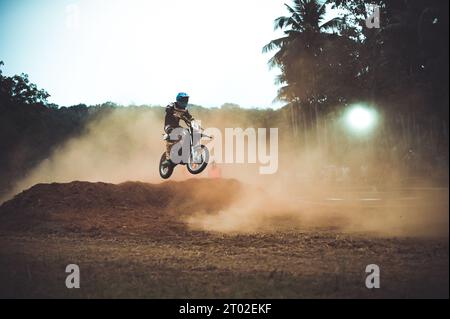 Mud Bike Race en kakkoor Kerala Inde, Bike Stunting Banque D'Images